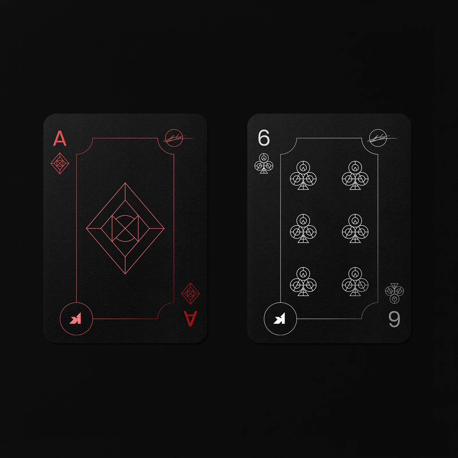 Aeruk Playing Card, détails de l’as de carreau rouge et du six de trèfle blanc sur cartes noires