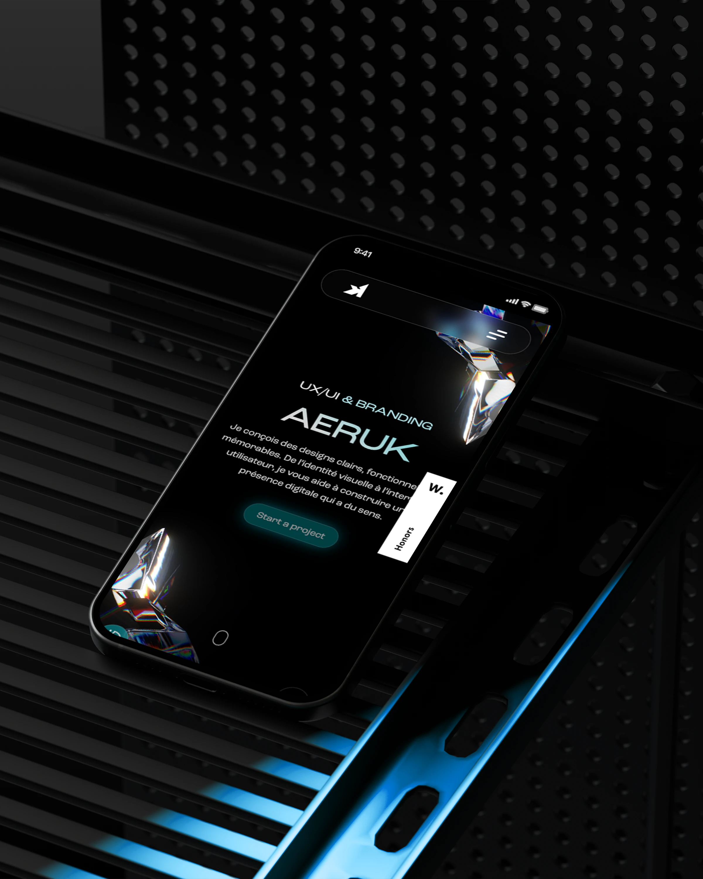 Aeruk — Site 2025 : page d’accueil du portfolio sur un iPhone, dans un décor noir et bleu