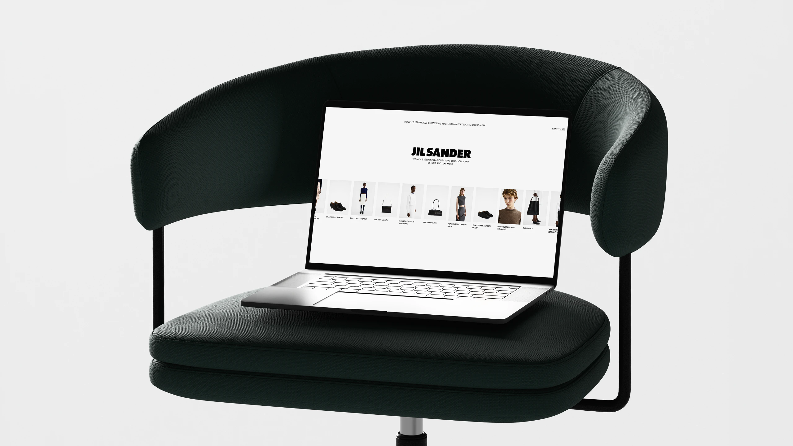 Lookbook Jil Sander : collection présentée sur un ordinateur posé sur un fauteuil vert foncé