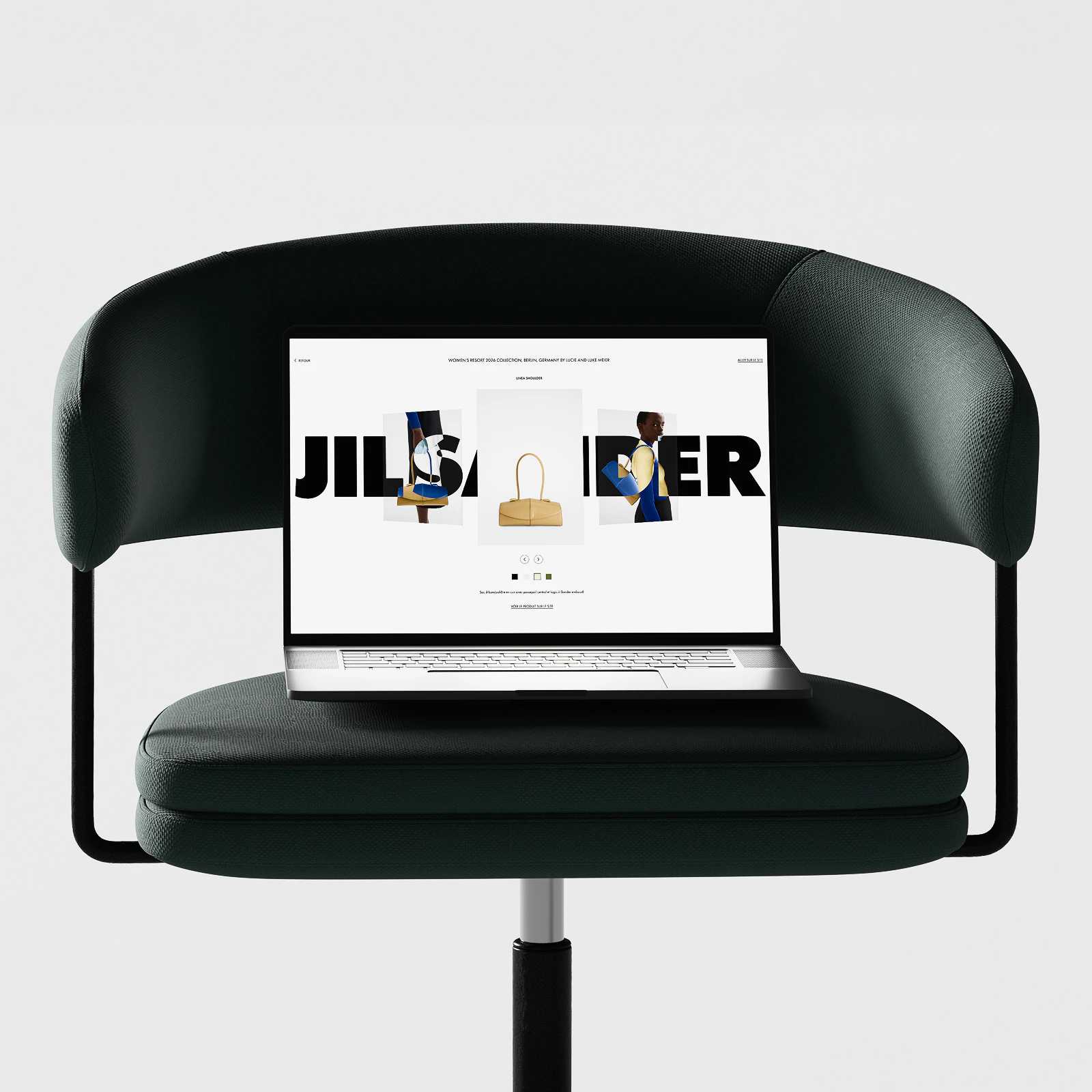 Lookbook Jil Sander : fiche du sac Linea Shoulder sur un ordinateur posé sur un fauteuil vert foncé
